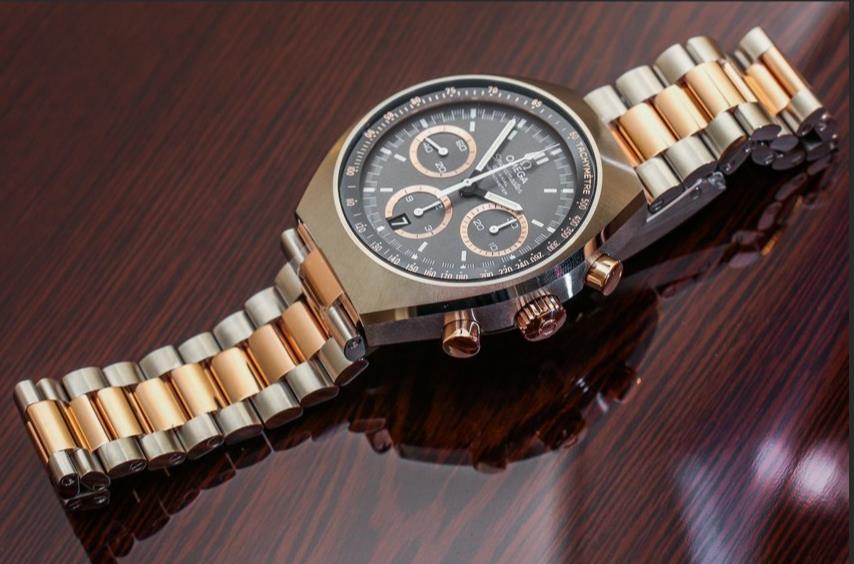 The large size fake watches have brown dials.