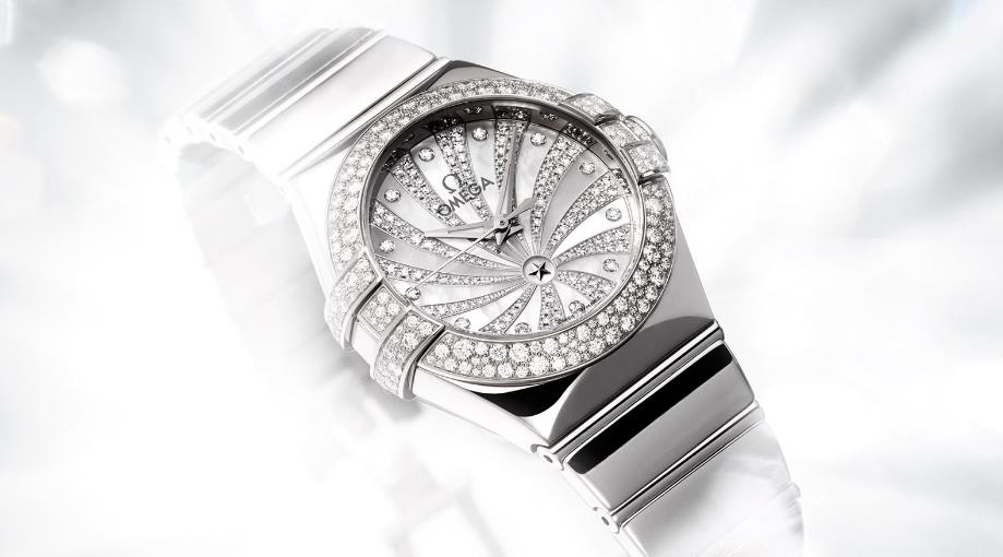 The 18k white gold fake watches are decorate with diamonds.