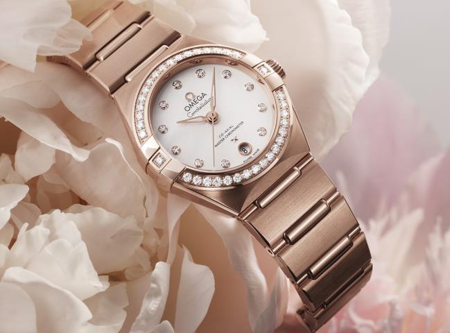 The white dials fake watches are decorated with diamonds.