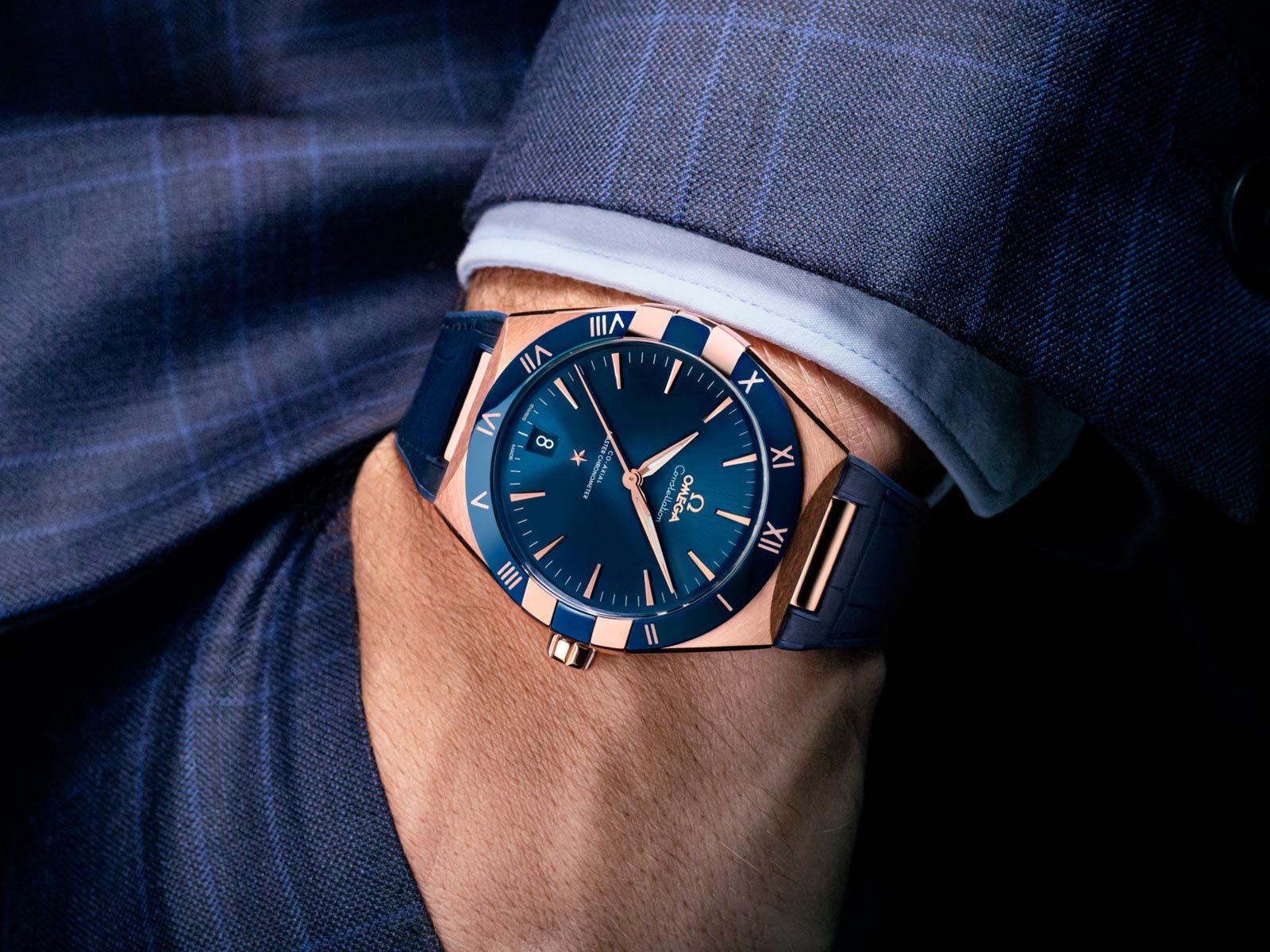 The male replica watch has blue dial.
